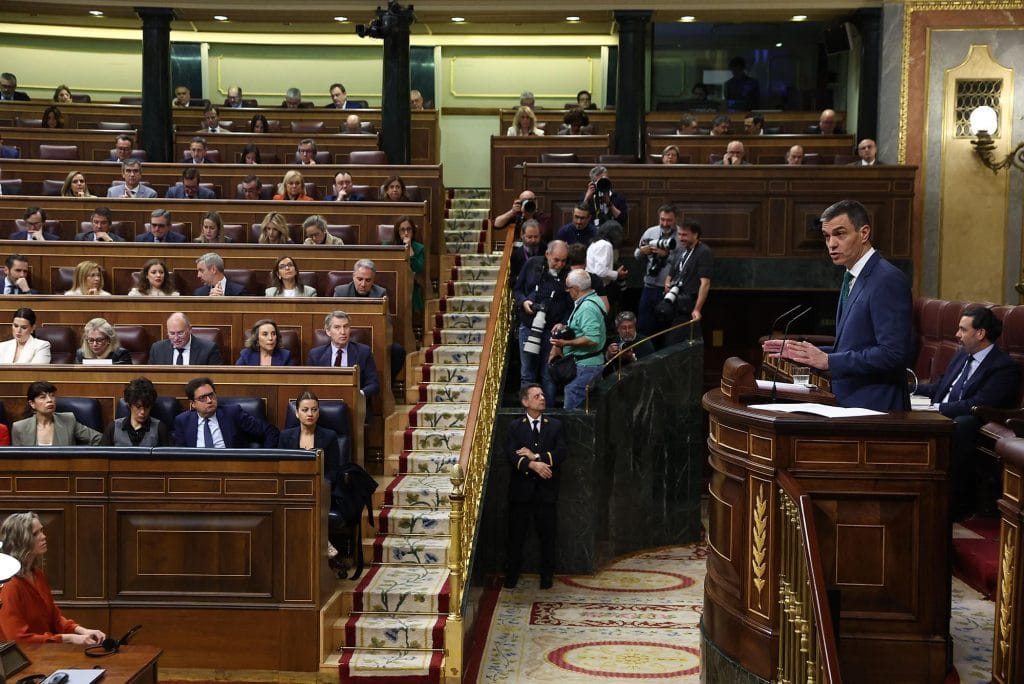 بيدرو سانشيز خلال جلسة عامة بمجلس النواب الإسباني – المصدر: La Moncloa