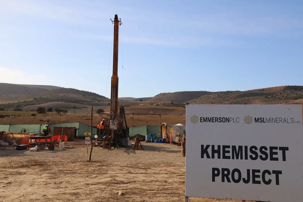 موقع مشروع Khemisset Project مع معدات الحفر ولافتة Emmerson - الحقوق محفوظة