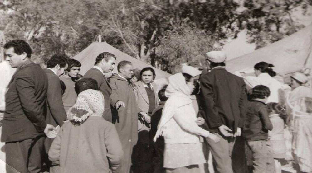 عائلات مغربية داخل مخيمات الاستقبال بعد طردها من الجزائر سنة 1975 © أرشيف