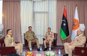الفريق أول محمد بريظ، المفتش العام للقوات المسلحة الملكية، خلال مباحثات مع خالد حفتر، رئيس الأركان العامة لقوات شرق ليبيا، على هامش مؤتمر رؤساء أركان الدفاع الأفارقة بالعاصمة الأنغولية لواندا، يوليوز 2026. (المصدر: وكالة أنباء المستقبل الليبية)