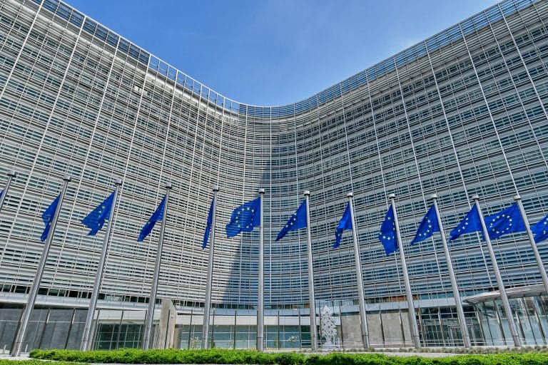 بروكسل تتمسك بالشراكة مع المغرب وسط تصعيد اليمين الإسباني بشأن واقعة السفن قرب سبتة