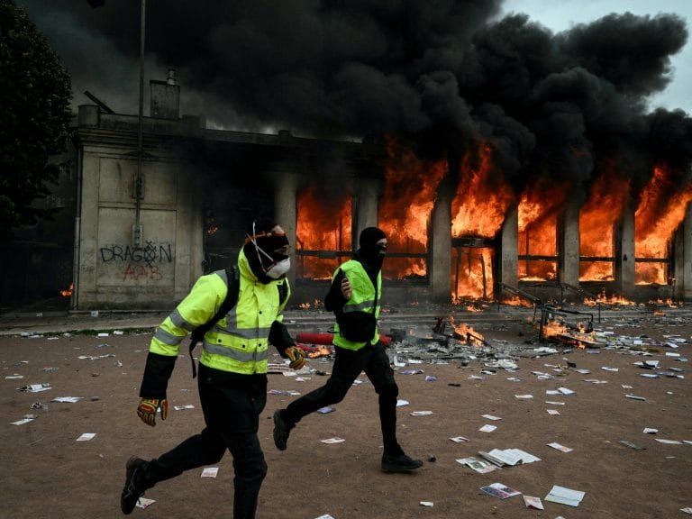 ترامب: «فرنسا تحترق».. والهجرة حطمت بلدا كان عظيما
